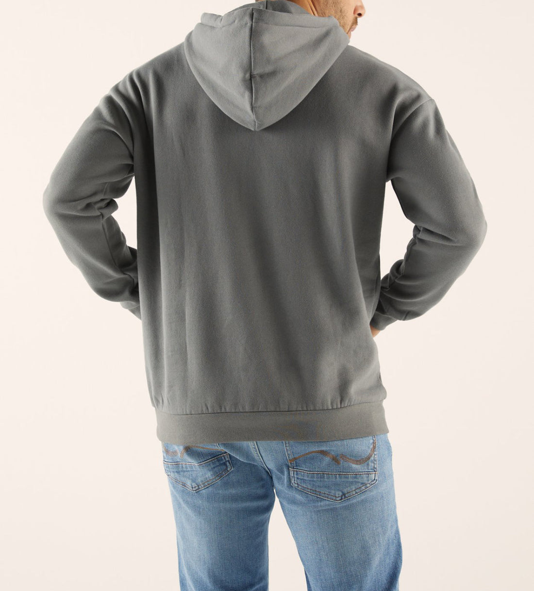 Utilità del cappuccio nella felpa: stile, comfort e praticità