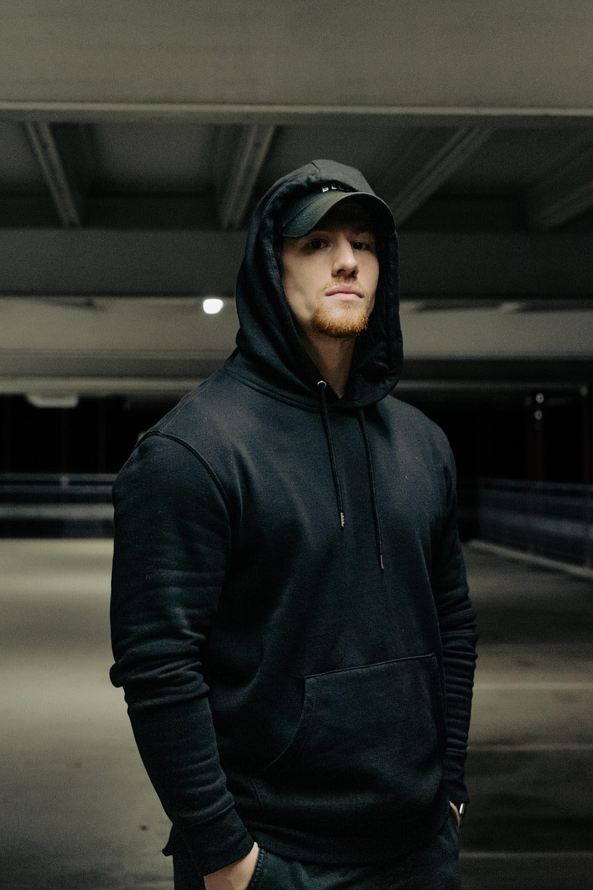 giovane indossa felpa nera 