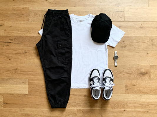 cargo,t-shirt bianco,sneakers,capello nero.