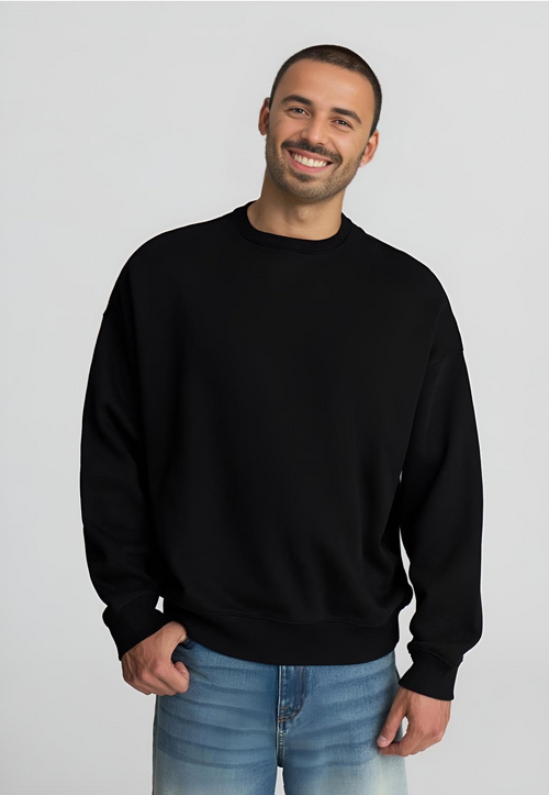 model wear felpa nera